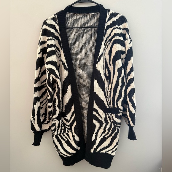 Black and White Animal Print Large Cardigan - Picture 2 of 6